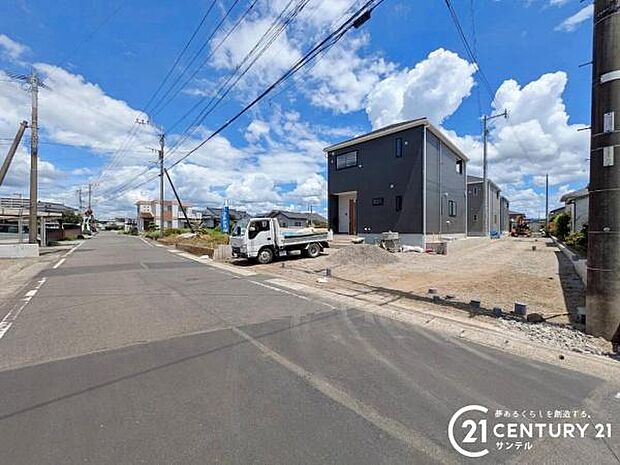前面道路から撮影した現地写真です♪