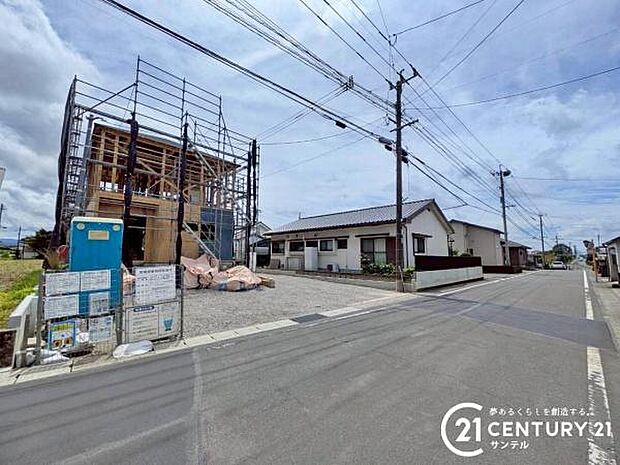 前面道路から撮影した現地写真です♪