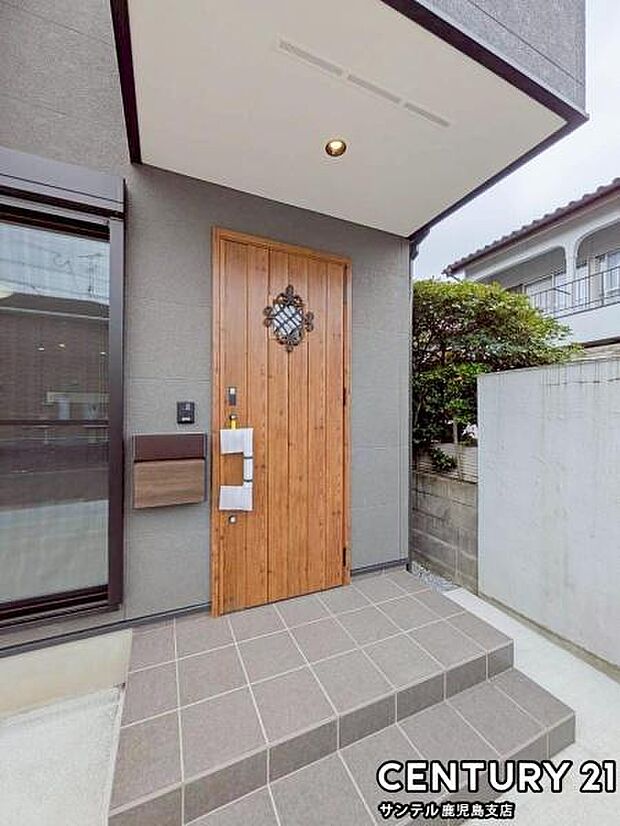 セキュリティ面でも安心なダブルロックドアの玄関です♪屋根があるので、ちょっとした雨の日でも焦ることなく鍵や傘の開け閉めができます♪