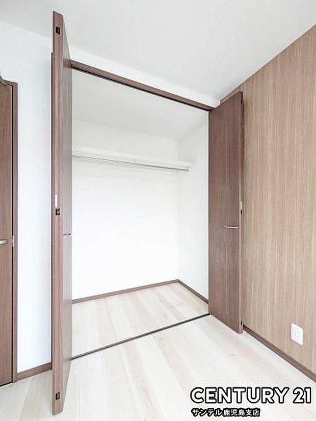 4.5帖洋室のクローゼットです♪丈の長いコートやお子様の制服、スーツなど収納でき、お洋服選びが楽しくなりますね♪