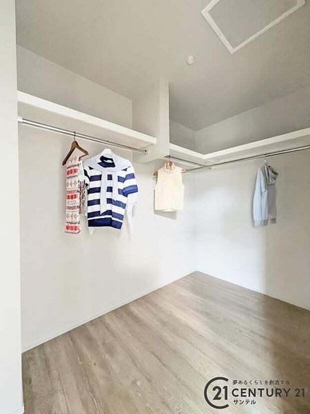 8帖洋室のウォークインクローゼットです♪丈の長いコートやお子様の制服、スーツなど収納でき、お洋服選びが楽しくなりますね♪