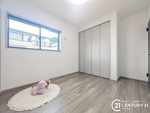 5.2帖の洋室です♪しっかり日が差し込みますので気持ちの良い目覚めができる素敵な洋室になります♪クローゼットが付いております♪
