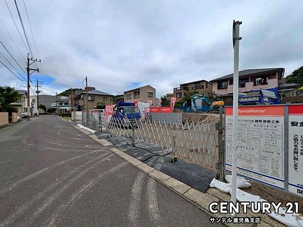 前面道路から撮影した現地写真です♪