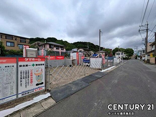 前面道路から撮影した現地写真です♪