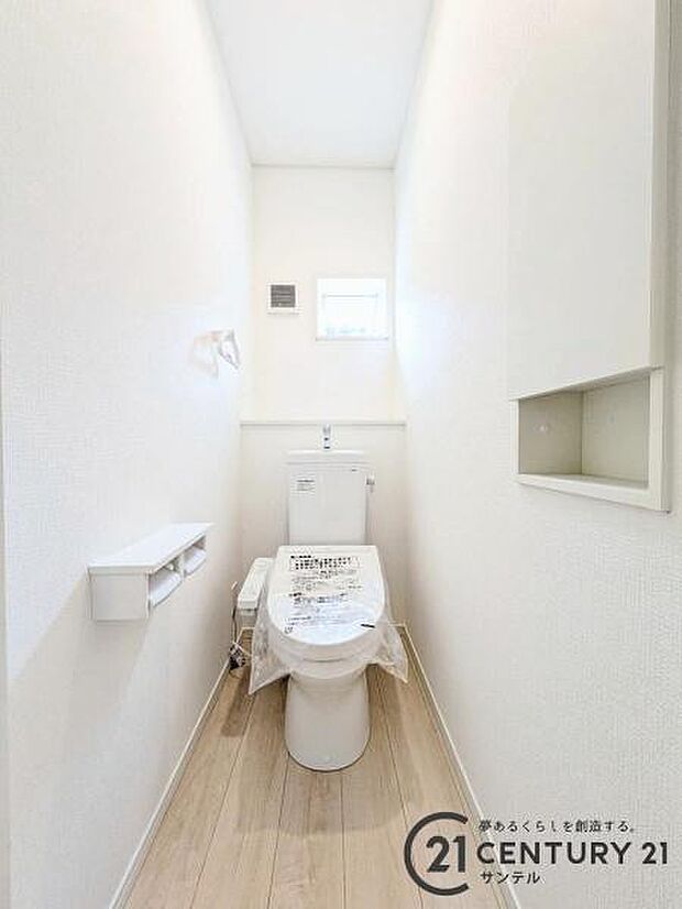 ウォシュレットが付いた広々として落ち着いた空間のお手洗いになります♪