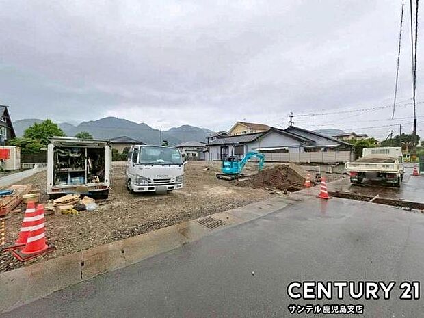 前面道路から撮影した現地写真です♪
