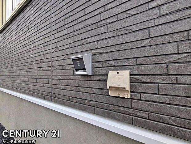 (同仕様写真)EVコンセントは、別途配線工事が必要になりますが電気自動車の普及が進む中、充電設備がある住まいはますます注目されています!外で作業する際などににあると便利な外部電源です♪