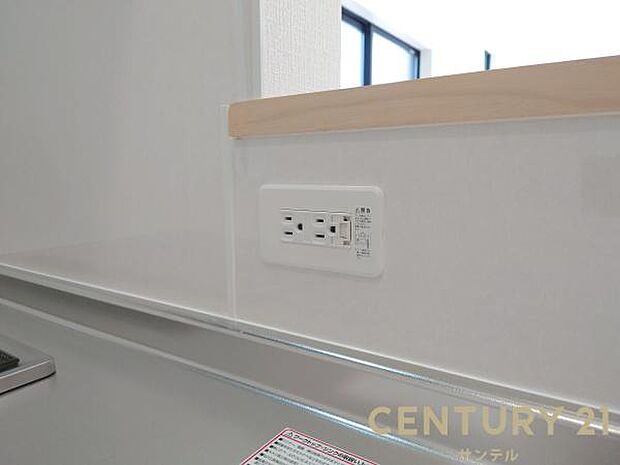 (同仕様モデル写真)キッチンコンセントがついており、炊飯器やフードプロセッサーの使用時に便利ですよ♪