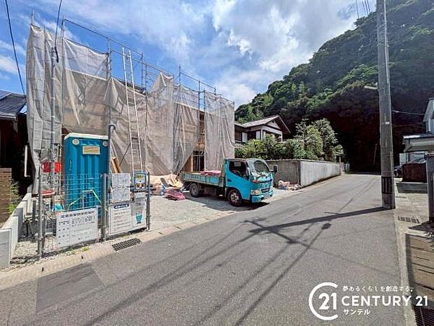 前面道路から撮影した現地写真です♪