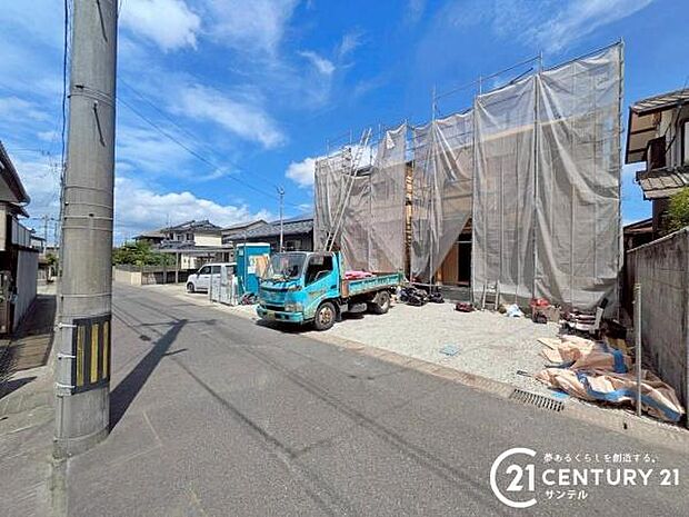 前面道路から撮影した現地写真です♪