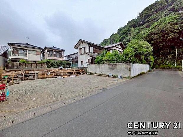 前面道路から撮影した現地写真です♪