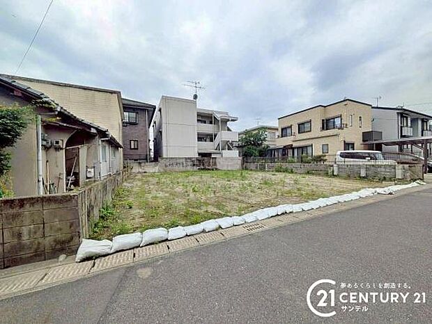 前面道路から撮影した現地写真です♪