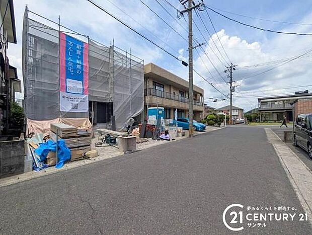 前面道路から撮影した現地写真です♪