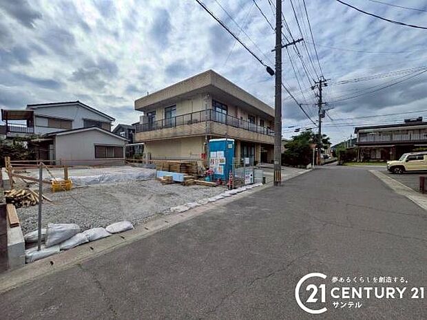 前面道路から撮影した現地写真です♪