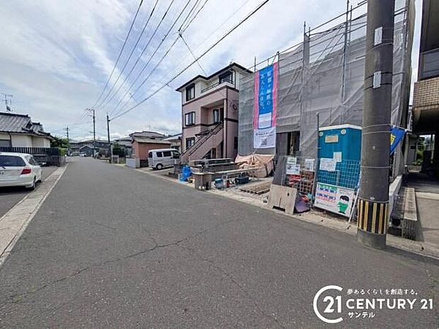 前面道路から撮影した現地写真です♪