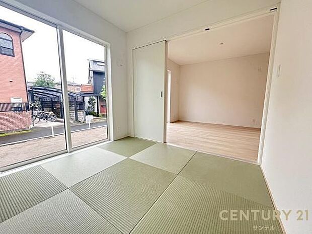 (同仕様モデル写真)和室です♪リビング横に和室があることで和と洋の雰囲気を味わえ素敵な空間を演出でき、お子様の遊び部屋や客間としても利用できます♪