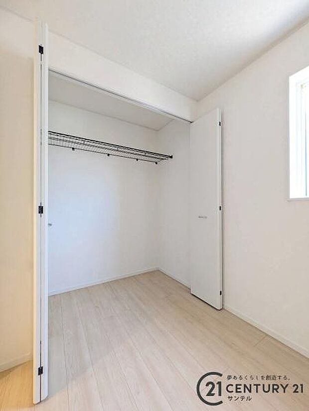4.5帖洋室のクローゼットです♪丈の長いコートやお子様の制服、スーツなど収納でき、お洋服選びが楽しくなりますね♪