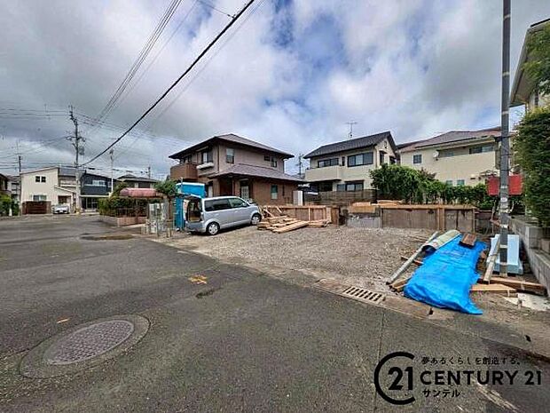 前面道路から撮影した現地写真です♪