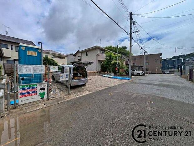 前面道路から撮影した現地写真です♪