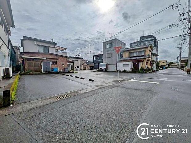 前面道路から撮影した現地写真です♪