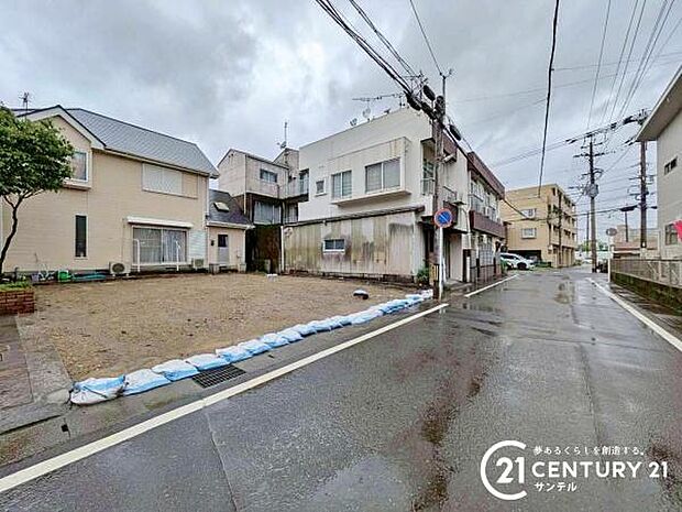 前面道路から撮影した現地写真です♪