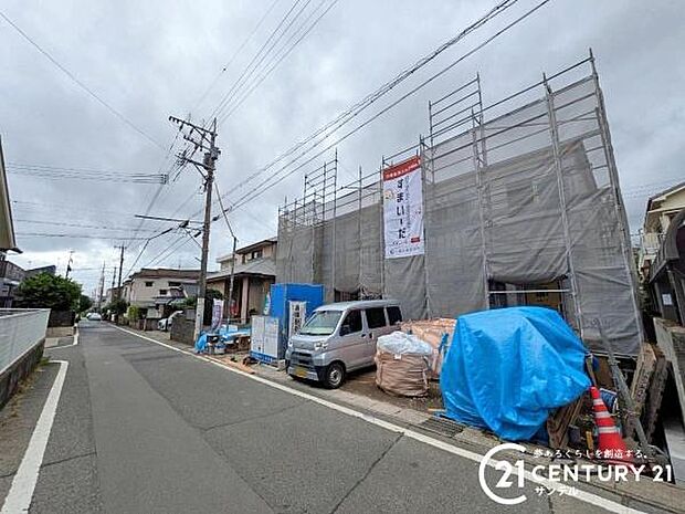 前面道路から撮影した現地写真です♪