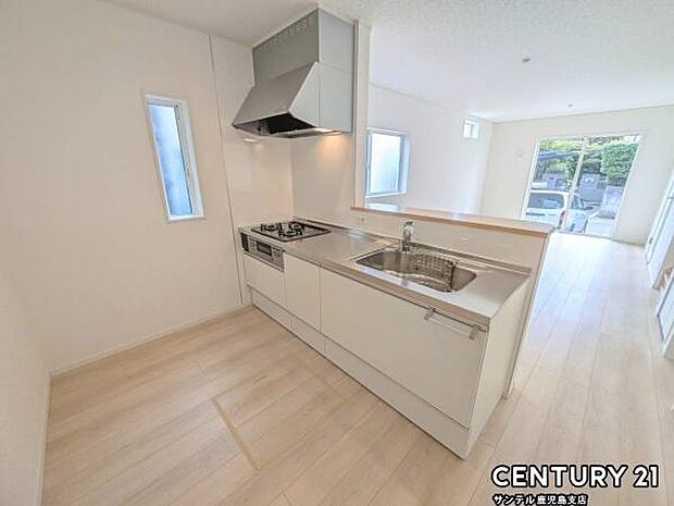 (同仕様モデル写真)シンプルで使いやすい設計のキッチン♪そしてカウンターキッチンなので、リビングいるご家族と会話を楽しみながらお料理ができます♪オプションで食洗器を付けることができます♪