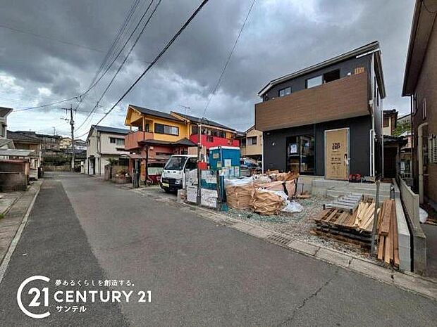 前面道路から撮影した現地写真です♪