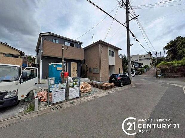 前面道路から撮影した現地写真です♪