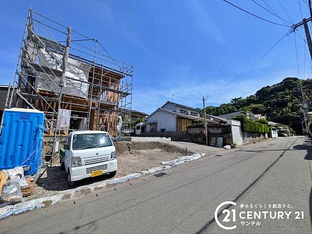 前面道路から撮影した現地写真です♪