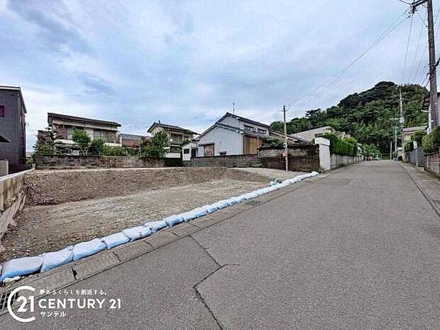 前面道路から撮影した現地写真です♪