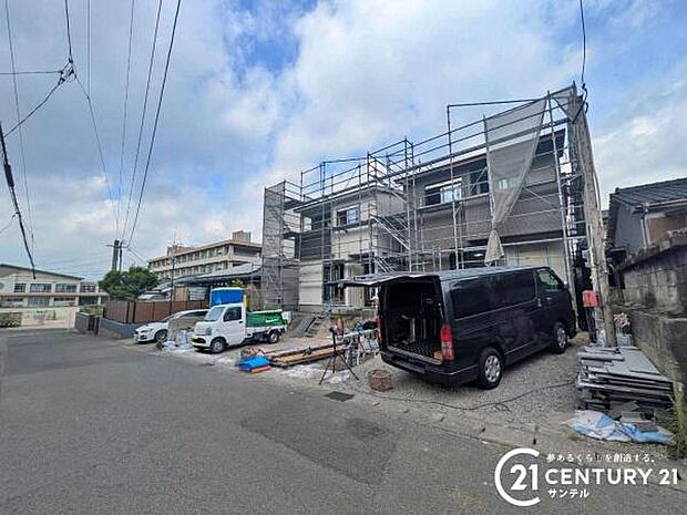 前面道路から撮影した現地写真です♪