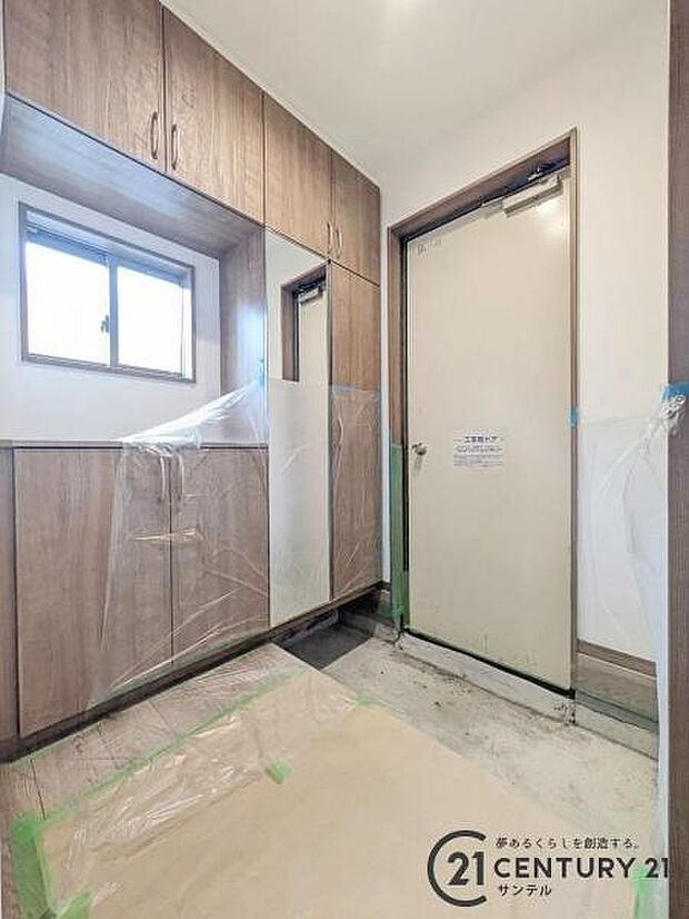 新居への出入り口になる明るい玄関には、たくさんの靴を収納できるシューズボックスが付いております♪いつも清潔感のあるすっきりとした玄関スペースを確保できますよ♪※最終仕上げ前です