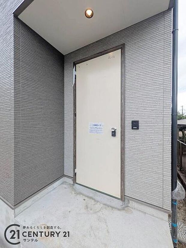セキュリティ面でも安心なダブルロックドア玄関です♪屋根があるので、ちょっとした雨の日でも焦ることなく鍵や傘の開け閉めができます♪※最終仕上げ前です