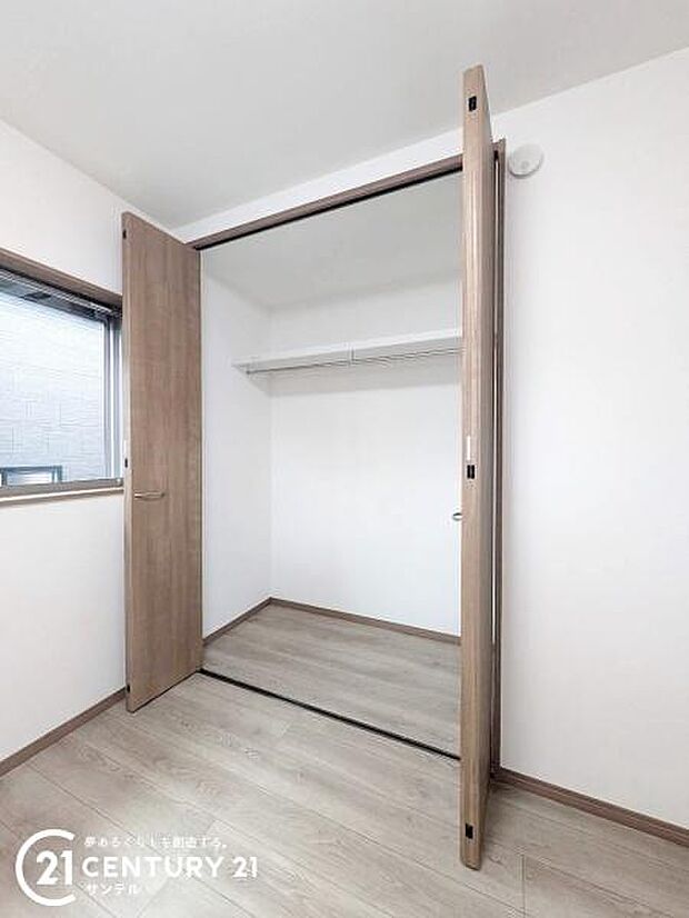 4.5帖洋室のクローゼットです♪丈の長いコートやお子様の制服、スーツなど収納でき、お洋服選びが楽しくなりますね♪