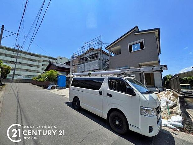 東側の前面道路から撮影した現地写真です♪