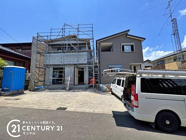 東側の前面道路から撮影した現地写真です♪