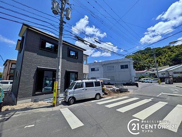 前面道路から撮影した現地写真です♪
