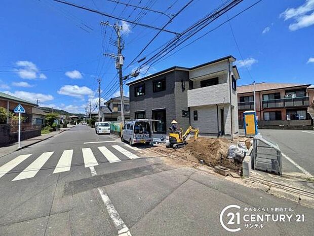前面道路から撮影した現地写真です♪