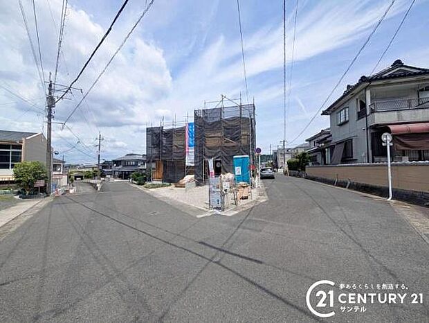 前面道路から撮影した現地写真です♪