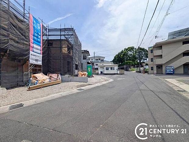前面道路から撮影した現地写真です♪