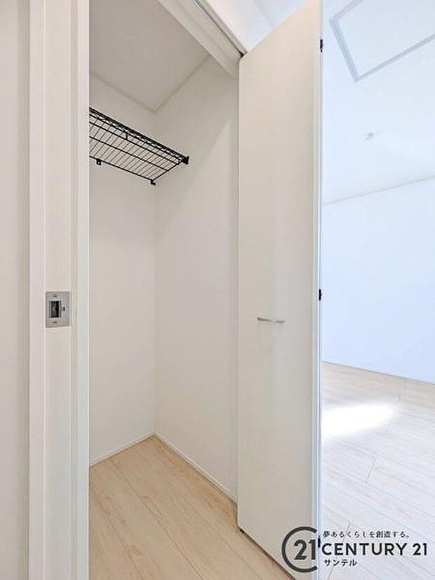 7.2帖洋室のクローゼットです♪丈の長いコートやお子様の制服、スーツなど収納でき、お洋服選びが楽しくなりますね♪