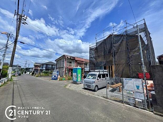 南西側の前面道路から撮影した現地写真です♪