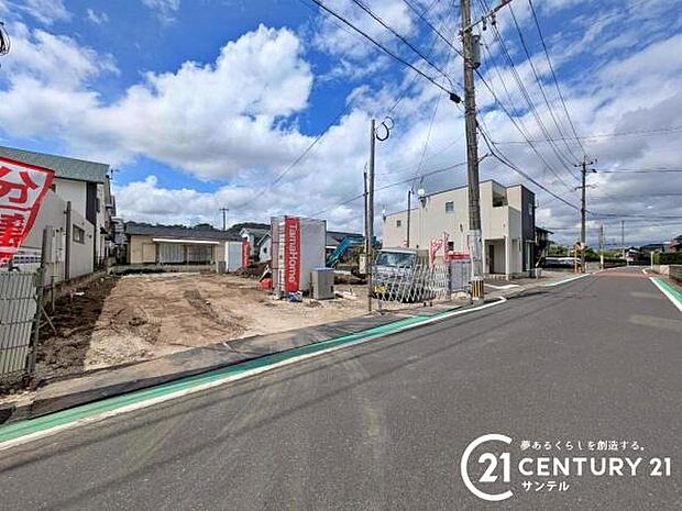前面道路から撮影した現地写真です♪