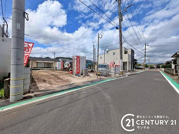 前面道路から撮影した現地写真です♪