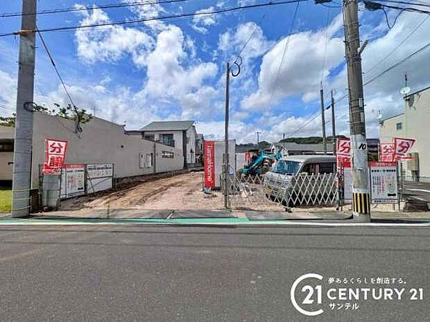 前面道路から撮影した現地写真です♪