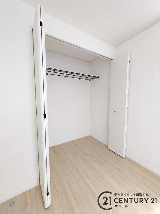 6帖洋室のクローゼットです♪丈の長いコートやお子様の制服、スーツなど収納でき、お洋服選びが楽しくなりますね♪