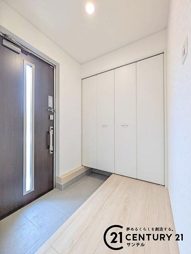 ご新居への出入り口になる明るい玄関には、たくさんの靴を収納できるシューズボックスが付いております♪いつも清潔感のあるすっきりとした玄関スペースを確保できますよ♪