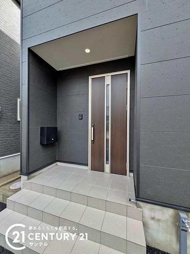セキュリティ面でも安心なダブルロックドア玄関です♪屋根があるので、ちょっとした雨の日でも焦ることなく鍵や傘の開け閉めができます♪