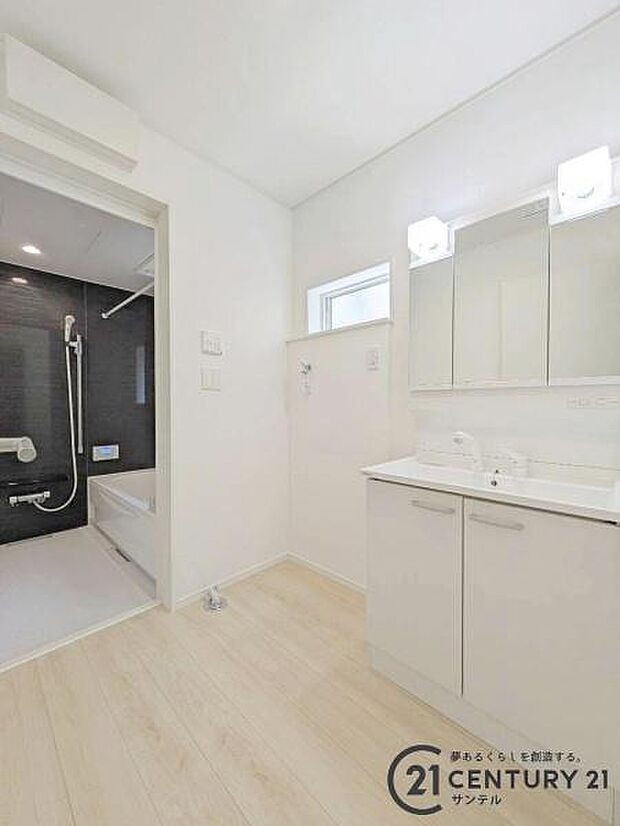 洗面脱衣所!窓の付いた清潔感のあるシンプルな洗面脱衣所♪洗面台は、三面鏡の裏も収納スペースが付いており、シャワーヘッド付き!